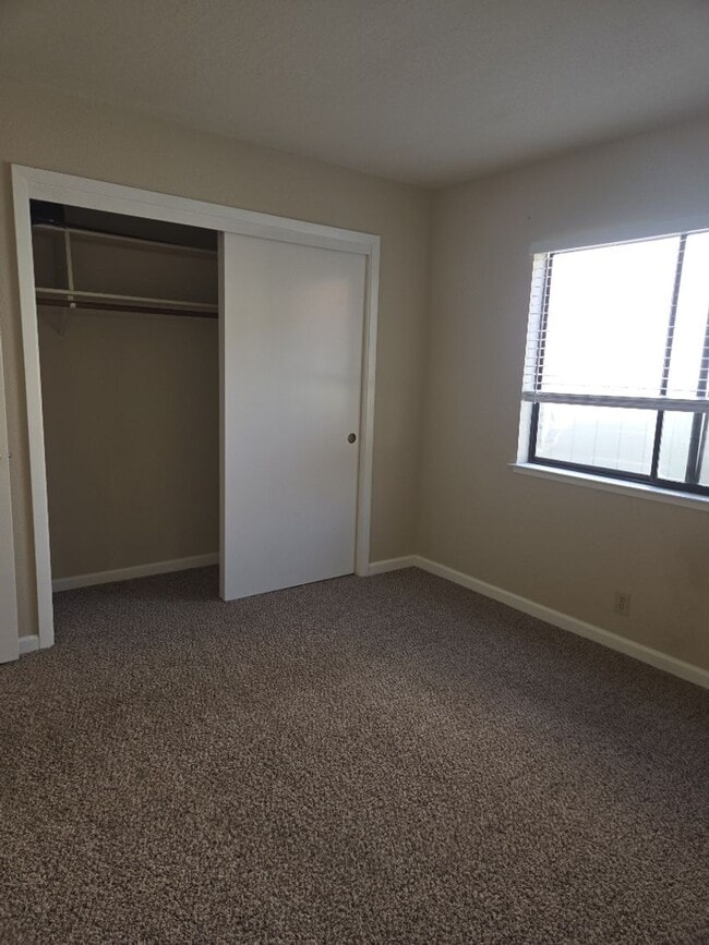 Building Photo - Charming Single Story 3 Bed 2 Bath House