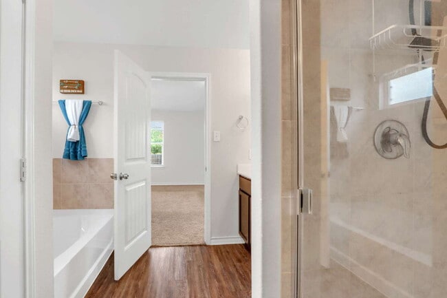 Building Photo - "Spacious 5-Bedroom Sanctuary with 2.5 Bat...