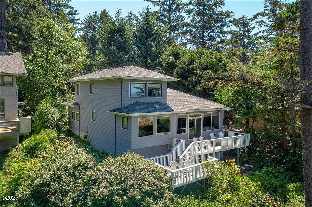 Building Photo - 335 SW Midden Reach