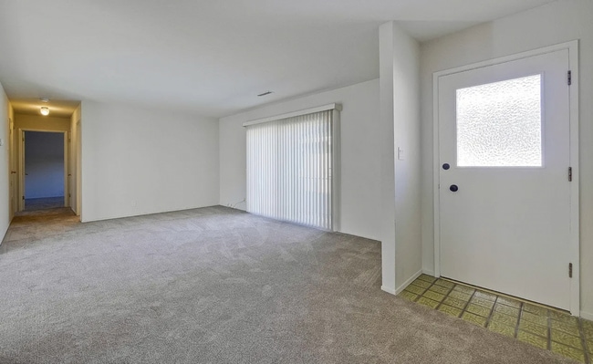 Building Photo - Spacious 3 Bed 2 Bath Condo Located Walkin...
