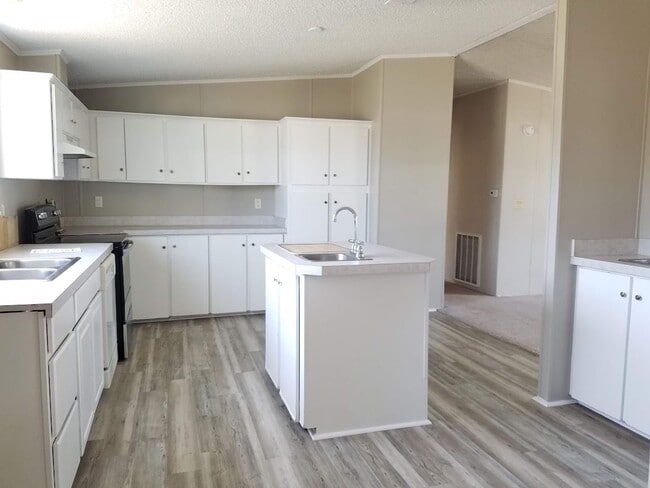 Building Photo - BIG 1,800 sq ft 3 Bedroom, 2 bath + office / den (could be a 4th bedroom)