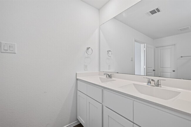 Building Photo - 3030 Lake Crest Dr