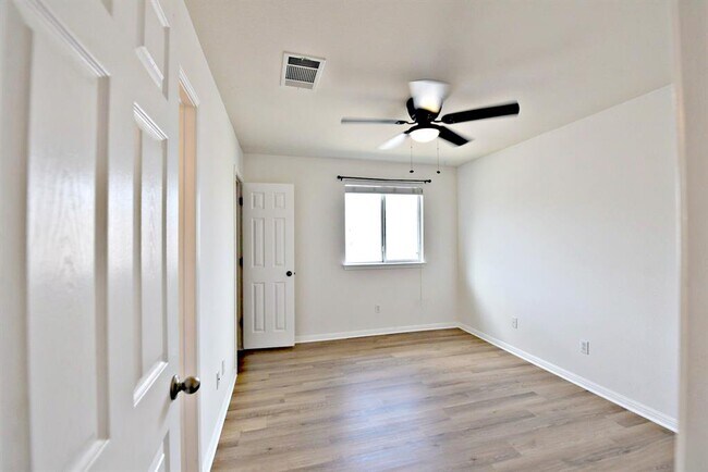 Building Photo - 15012 Fernhill Dr