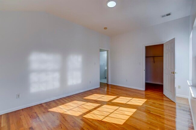 Building Photo - 30 E 41st St