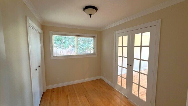 Building Photo - Beautiful Updated 4-Bedroom Martinez Home with Hardwood Floors,  Backyard & Gardener Included