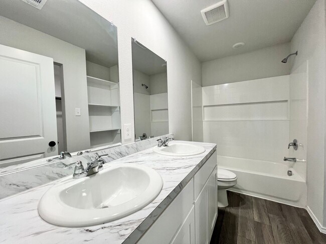 Building Photo - Stunning New Build with 5 Bedrooms & Moder...