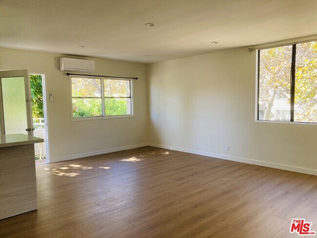 Building Photo - 348 Rexford Dr