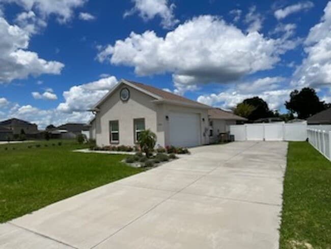 Building Photo - Oak Hill Plantation 3/2 NE Ocala Home