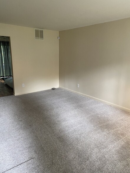 Living room - 219 W Elm St