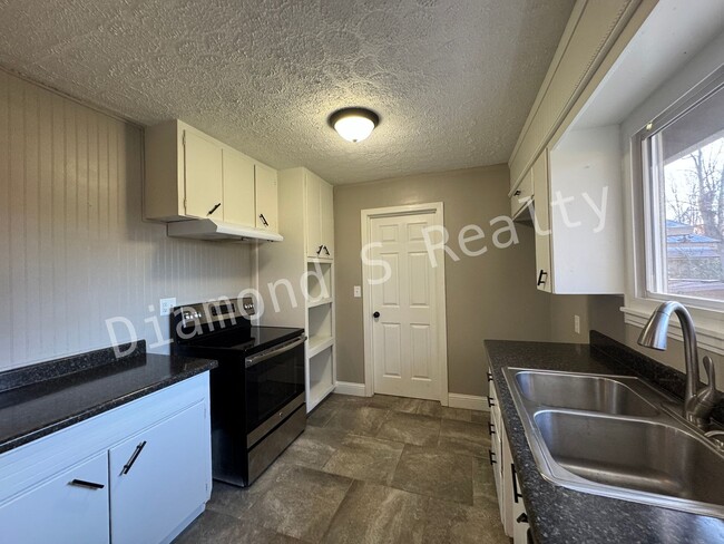 Building Photo - MOVE IN SPECIAL:  $200 OFF FIRST MONTHS' RENT