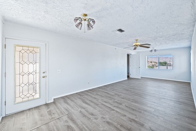 Building Photo - 1453 Luna Ln