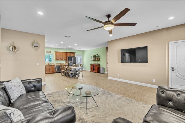 Building Photo - RV GARAGE | Single Story | Furnished Or Unfurnished