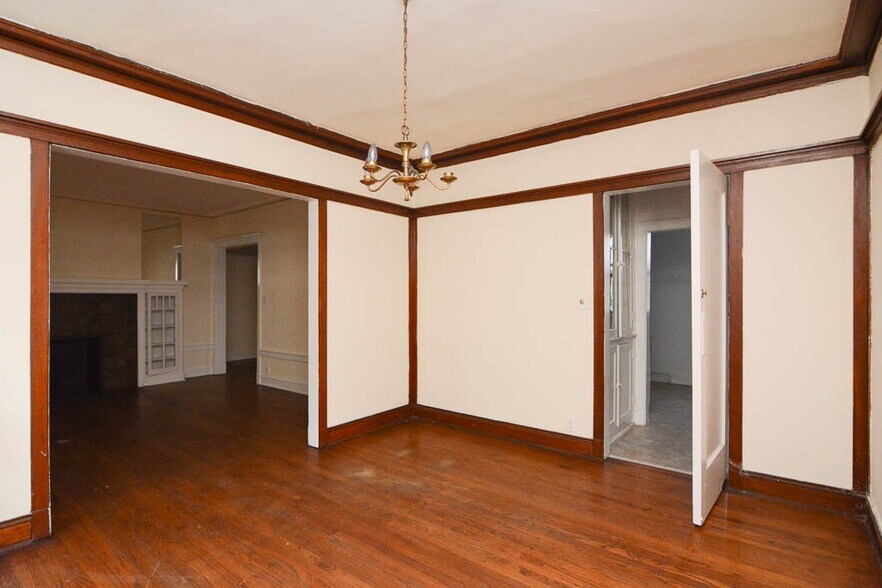 Building Photo - 2426 N Sawyer Ave