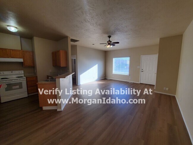 Building Photo - 2-car garage, mowing included, convenientl...