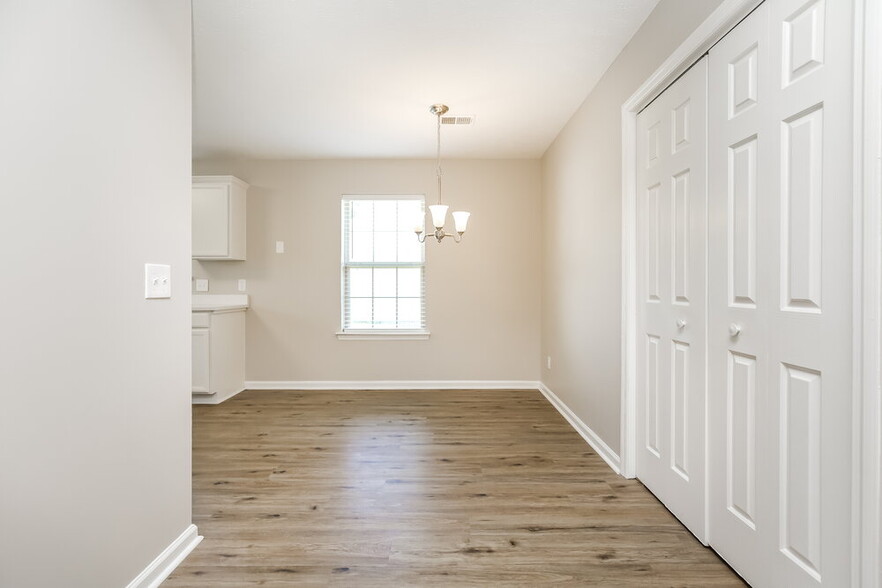 Building Photo - 722 Lou Gehrig Cir