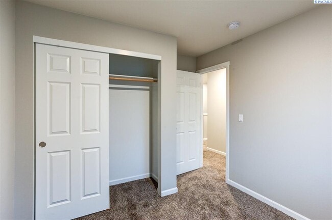 Building Photo - 3bdr/2.5 ba with garage, Low maintenance!