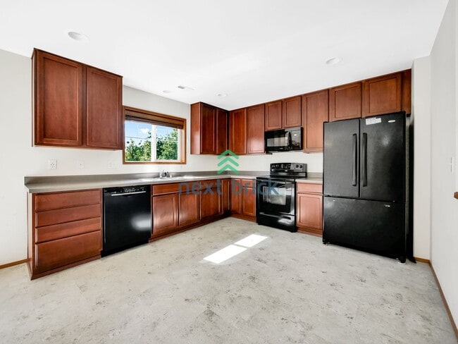Building Photo - 4 Bed and 2.5 Bath Single-family Home is A...