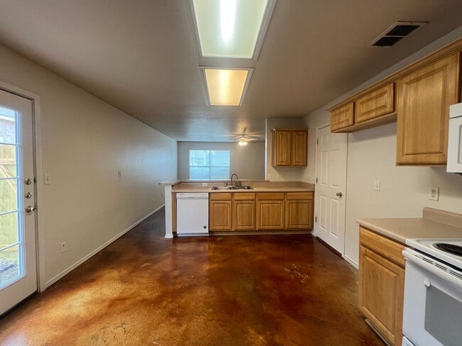 Building Photo - Large 3/2/2 Duplex with Easy Access to IH ...