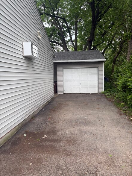 Building Photo - 4425 Thompson Dr