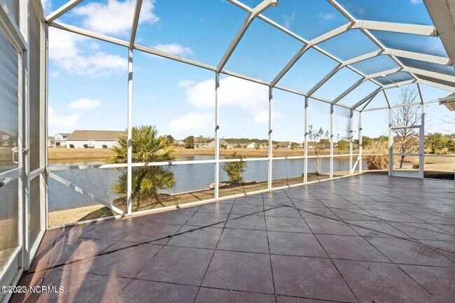 Building Photo - BEAUTIFUL HOME AVAILABLE APRIL 1ST