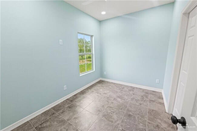 Building Photo - 1401 Karen Dr