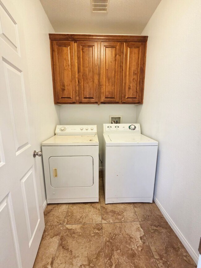 Building Photo - Spacious 4 Bed Home with Loft & 3-Car Garage