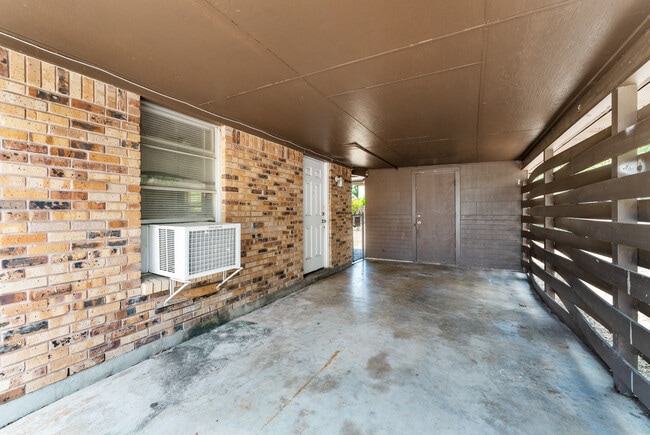 Building Photo - 218 E Villaret Blvd