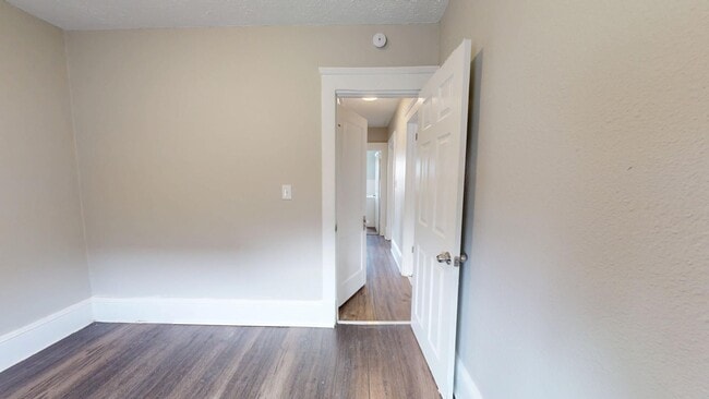 Building Photo - 5 bedroom/1 bath, Old Brooklyn