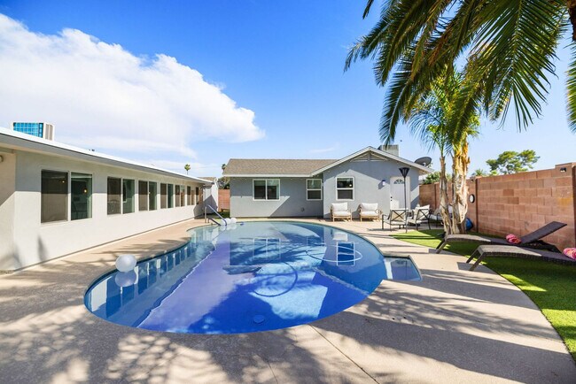 Building Photo - 8259 E Mulberry Ln