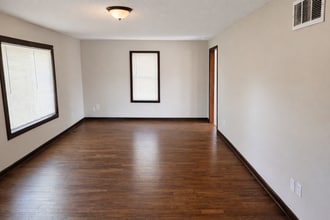 Building Photo - Super Cute Home