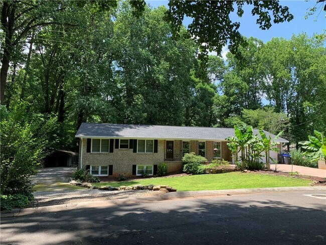 Building Photo - 740 Brookline Dr SE