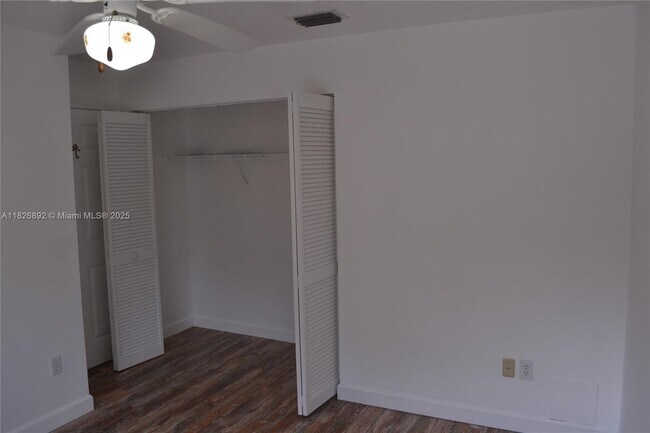 Building Photo - 1537 E Lake Ct