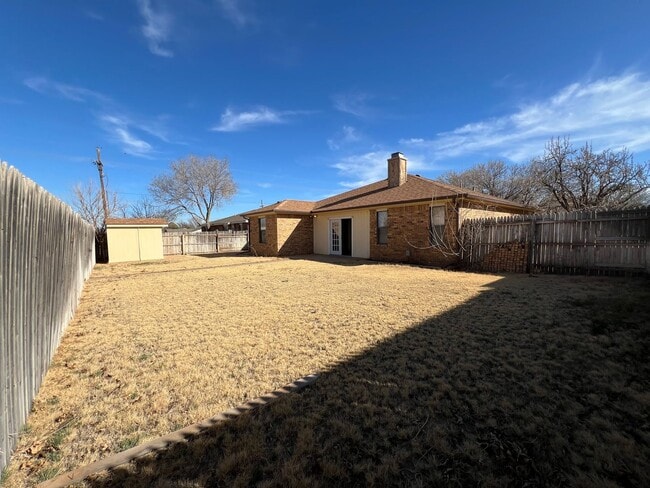 Building Photo - Available now! 3/2/2 with fenced backyard and small sunroom