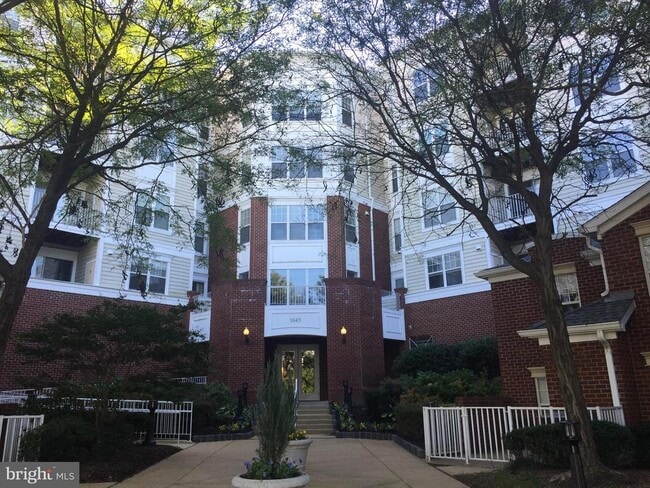 Building Photo - 1645 International Dr
