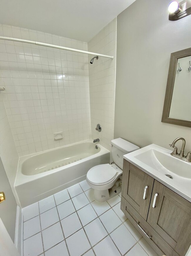 Building Photo - Chic Shaw Townhouse 2bd/2.5 bath with Deco...