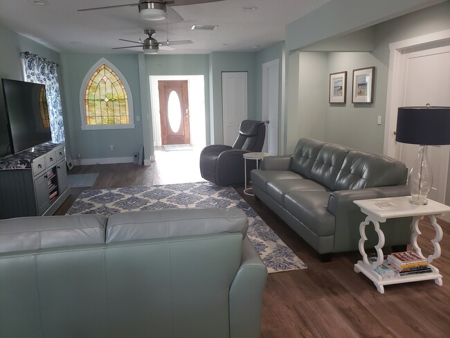 living room to foyer - 621 SW Saint Lucie Crescent