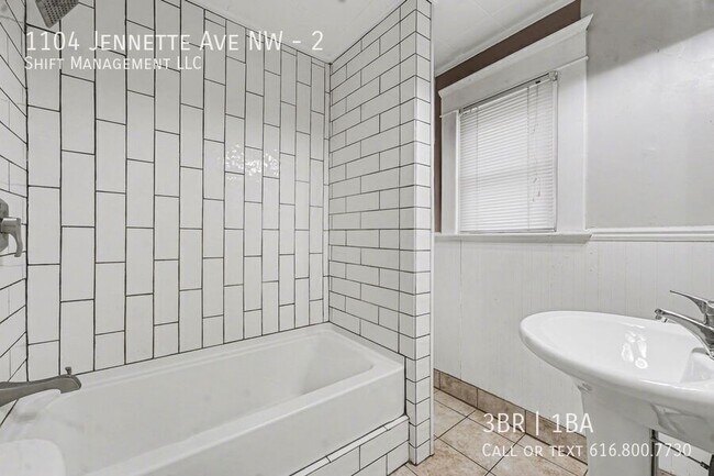 Building Photo - 1104 Jennette Ave NW