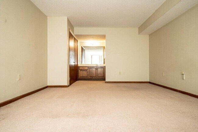 Building Photo - Deerfield Condominiums