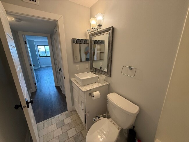 Building Photo - Modern 1 Bedroom Apartment With Stunning C...