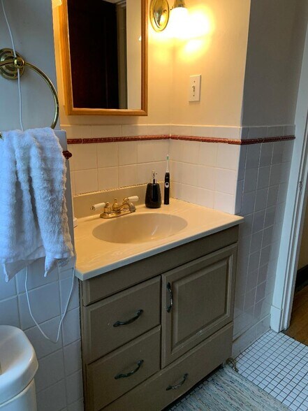 Bathroom - 3322 Parkview Ave