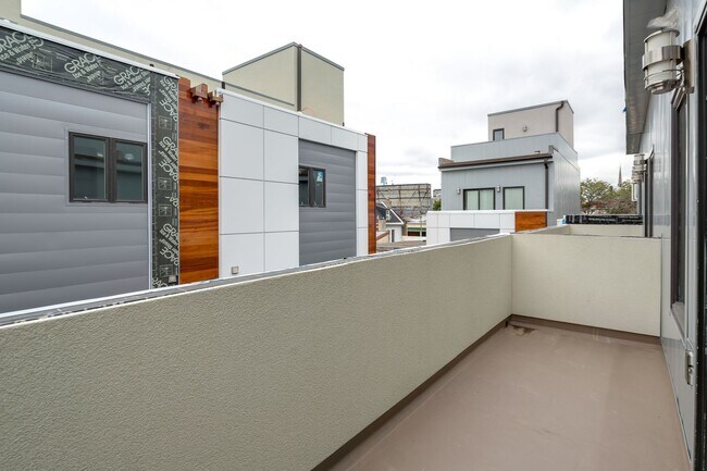 Building Photo - Northern Liberties Townhome with Garage
