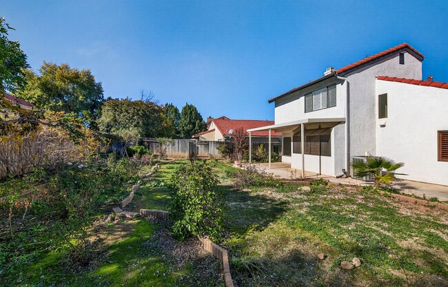 Building Photo - 3-Bedroom 2-Story Redlands Home with Big Backyard