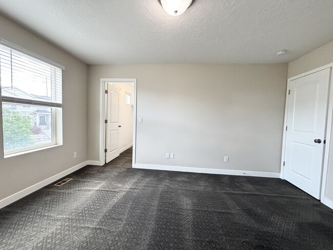 Building Photo - 2676 N Heston Park