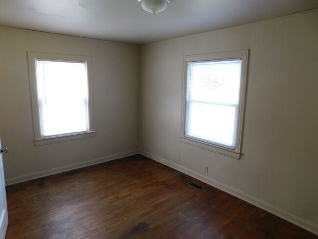 Building Photo - 2 Bed 1 Bath House in El Dorado w/ Hardwoo...