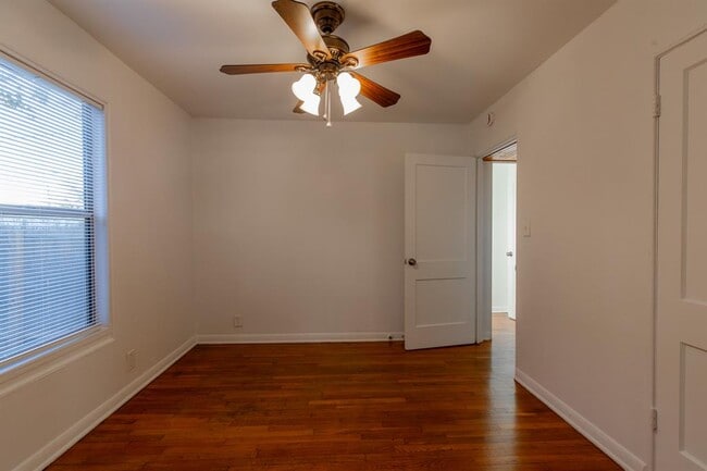 Building Photo - 5515 Roosevelt Ave