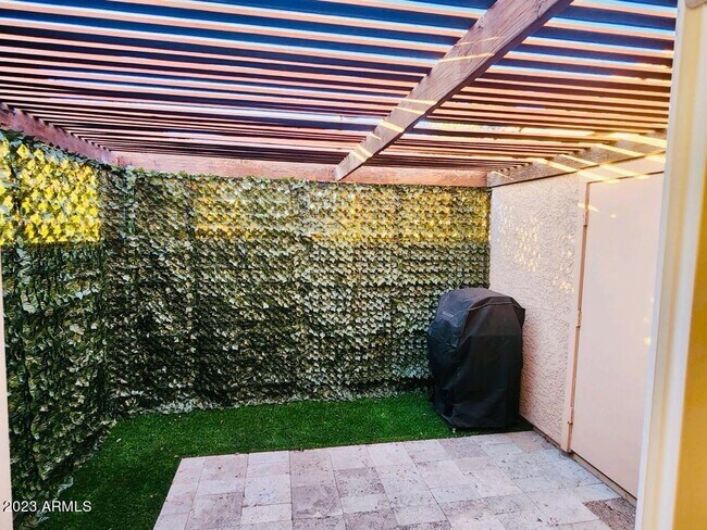 Building Photo - 906 S Lola Ln