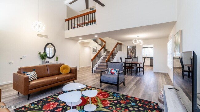 Building Photo - 1460 N La Rosa Dr