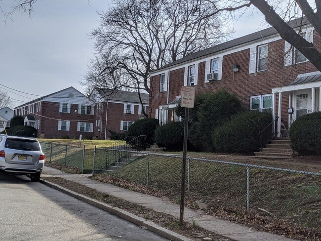 Building Photo - Spacious 2 bedroom -don't wait this will not last