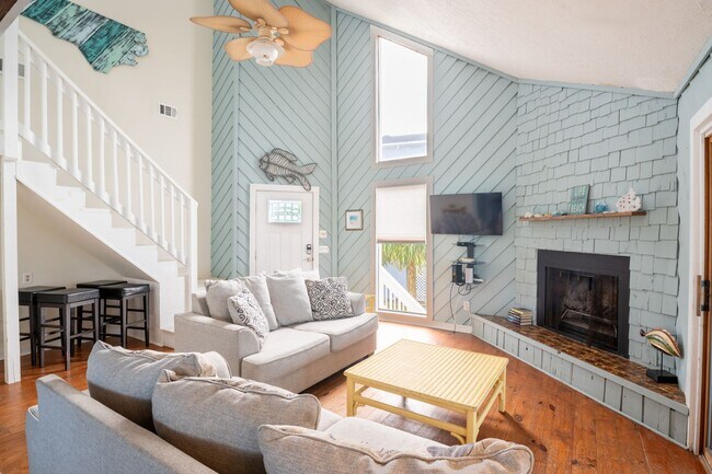 Building Photo - TIME TO SECURE YOUR BOATER'S PARADISE FOR THE FALL OF '25-SPRING OF '26