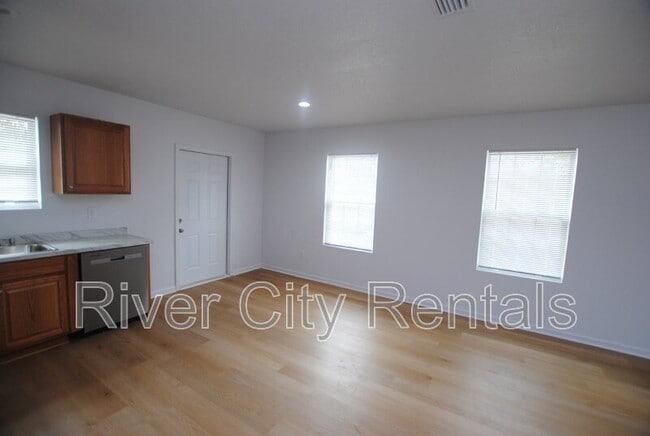 Building Photo - 5621 Overlook Dr E